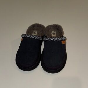 Boys navy UGG slippers, EUC, size 2